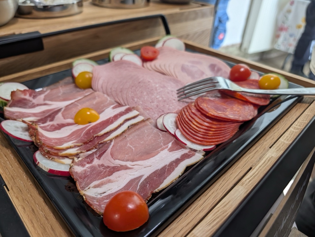 Herzhafte Aufschnitt- und Schinkenplatte aus der Mühle Born