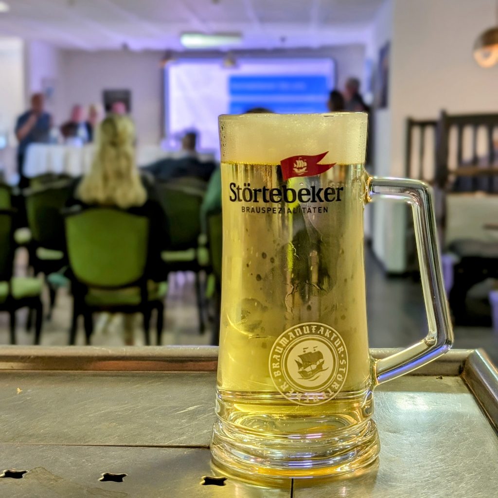 Störtebeker-Bierkrug auf der Bar, dahinter der Saal